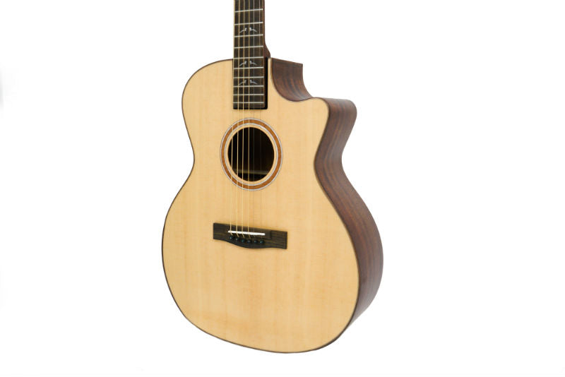 Solid Sitka / Mahogny GA Cutaway Resegitarr