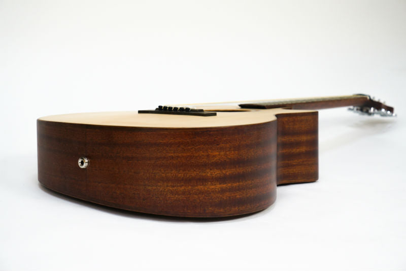 Solid Sitka / Mahogny GA Cutaway Resegitarr