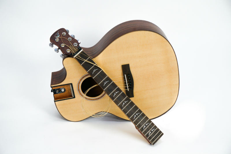 Solid Sitka / Mahogny GA Cutaway Resegitarr